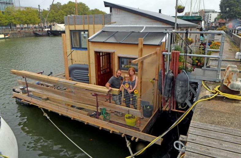 Trevor-Gray-and-Molly-Petts-with-their-son-Toren-aboard-the-Ferro-photo-by-John-Myers.jpg