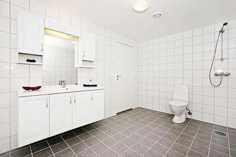 spacious-bathroom.jpg