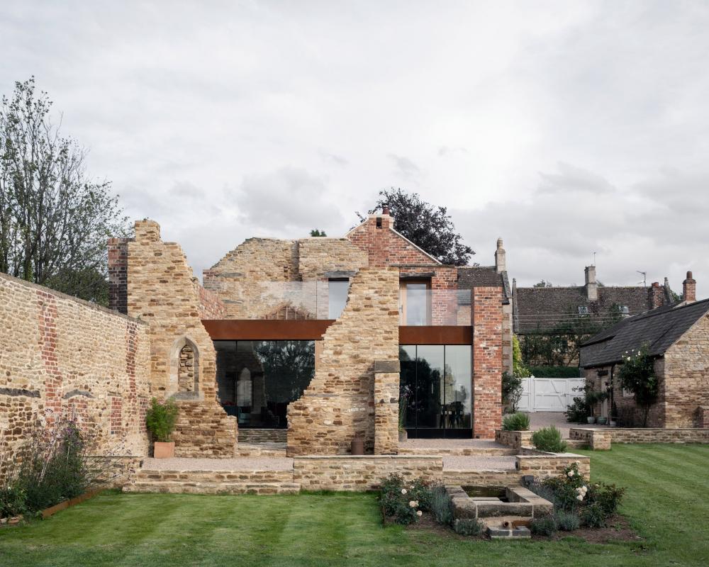 the-parchment-works-will-gamble-architects-architecture-residential-northamptonshire-extensions-ruins_dezeen_2364_col_4.jpg