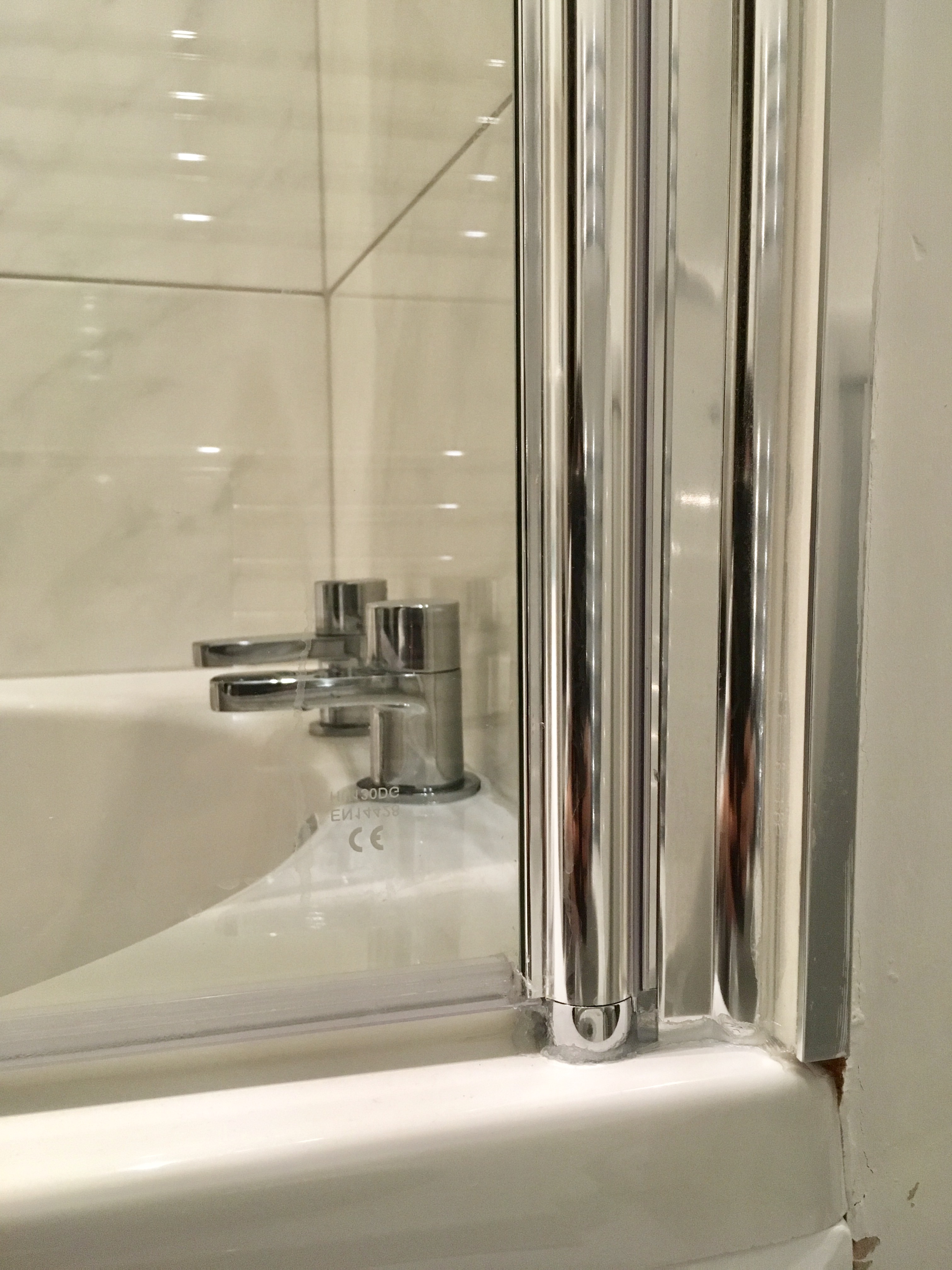 Leak In Bath Screen Hinge Bathrooms Ensuites Wetrooms