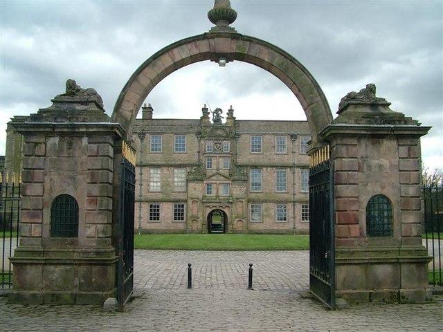 lyme-park-gate-side.jpg.cc90aac338582ee7cf11676bc9bf4f99.jpg