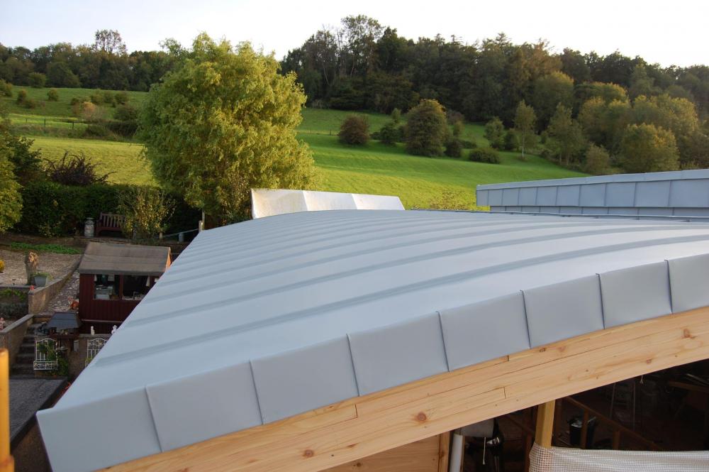 small curved roof finished verg.JPG