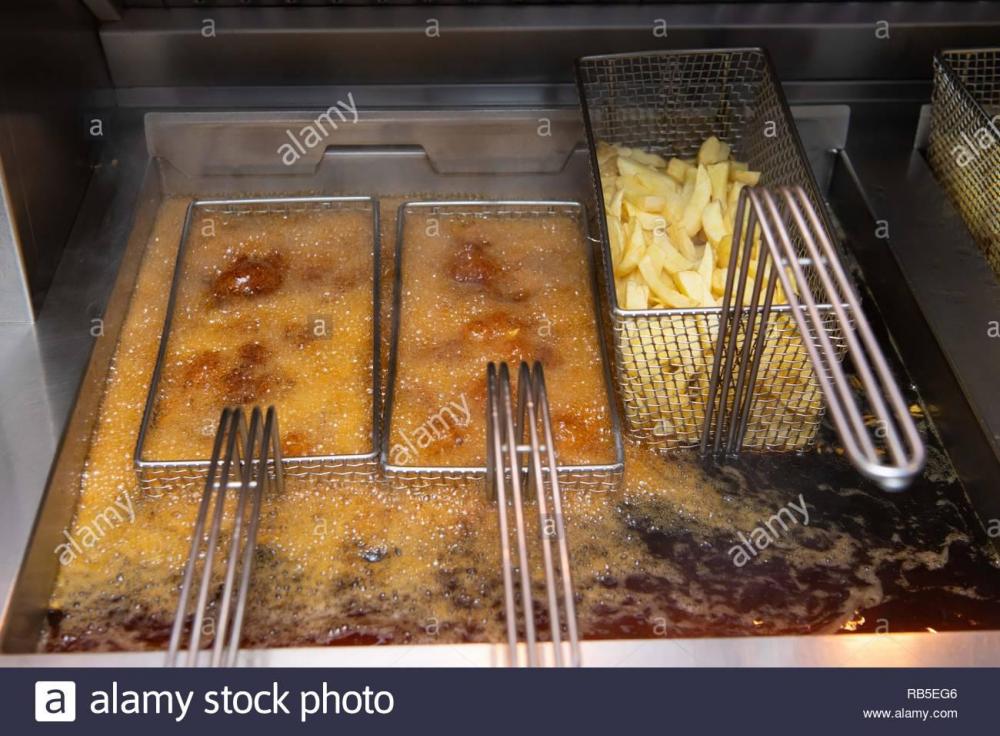 potato-chips-ready-to-cook-in-a-deep-fat-fryer-in-a-chip-shop-in-the-uk-RB5EG6.jpg