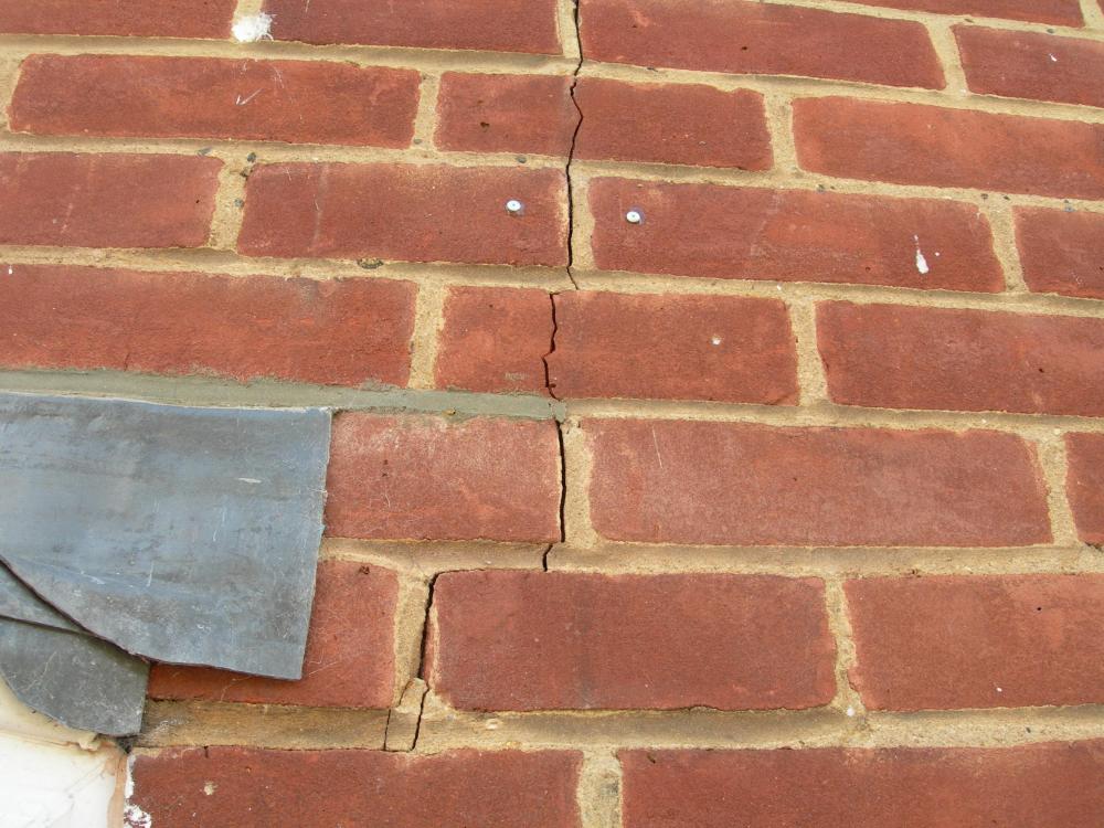 Bricks crack .jpg