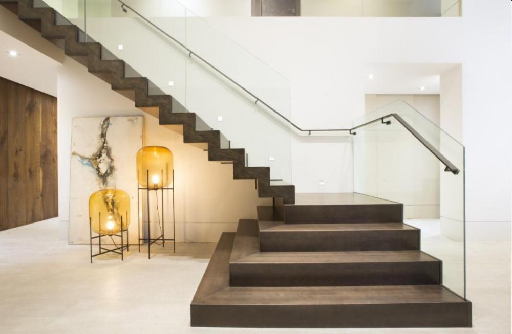 Modern-staircase-with-glass-balustrade.thumb.jpeg.c2a84a3ced52dc14711093ca11a28c09.jpeg