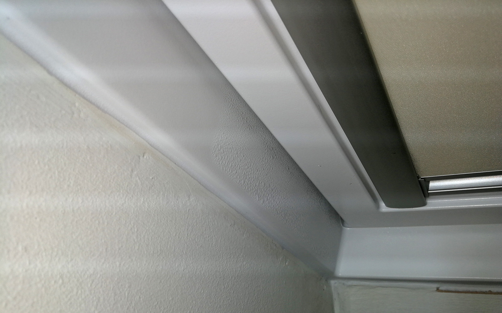 Condensation VELUX 🥇  Guide du problème et ses solutions.